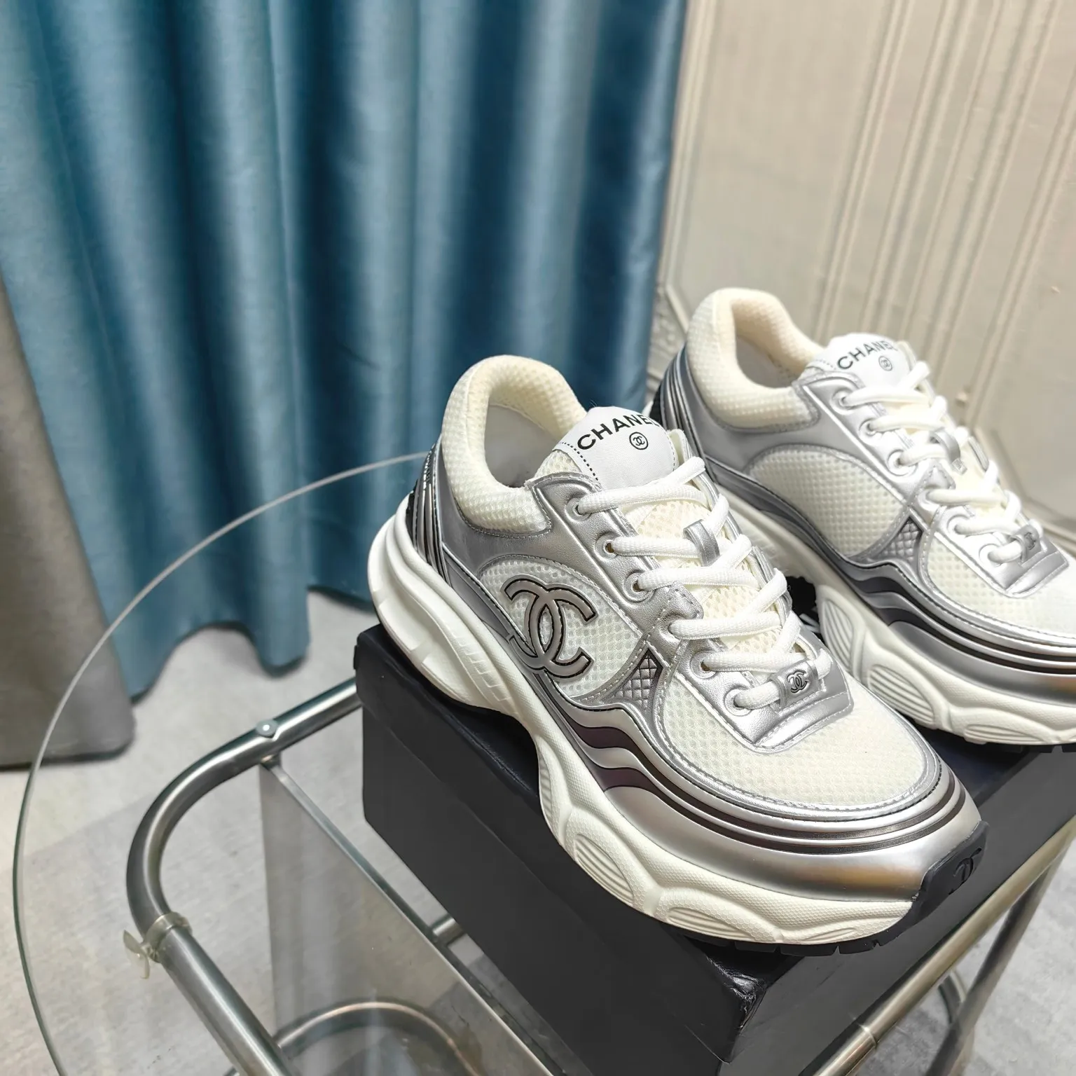 p680🐮🐮Chanel Chanel dad shoes, men and women couples - 2025 counter top casual sports shoes This classic design; the upper is electro-embroidered with a variety of techniques; the outsole is fashionable and sporty; it is unusual to incorporate a variety of color matching elements... The diversified mix and match is very beautiful and versatile, casual, fashionable, sports and outdoor can be taken into account... ꫛꫀꪝ Go➫ Material: ❶Upper is made of: Original imported first-layer silk cowhide + original waterproof cloth + original first-layer cowhide ❷Inner lining: original sheep lining + mesh ❸Outsole based on: original TPU combination outsole Special counter boutique packaging complete set for women 35–41
